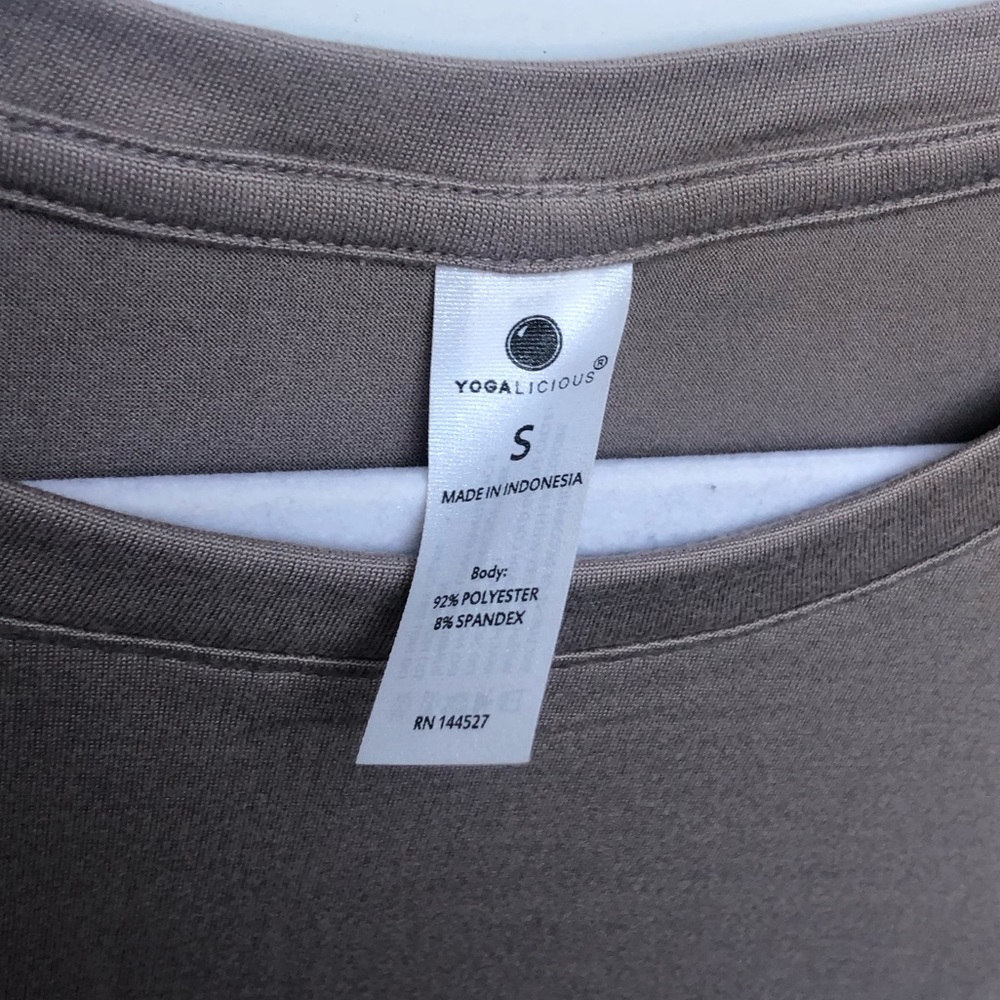 Yogalicious light workout top size small 🤎 - Picture 3 of 9
